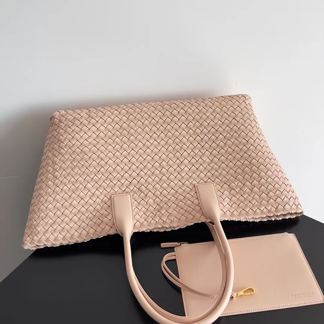 Batch 2860 Classic returns... (large size 51cm) • Cabat, born in 2001, is one of the most iconic styles of the Bottega Veneta workshop. The whole bag is made of top-grade imported lambskin. There is no exposed logo on the whole bag, but with the classic wide woven elements, you can tell who it belongs to at a glance! Can be carried on one shoulder, very practical! Style number: 608811 Size: 51*18*28